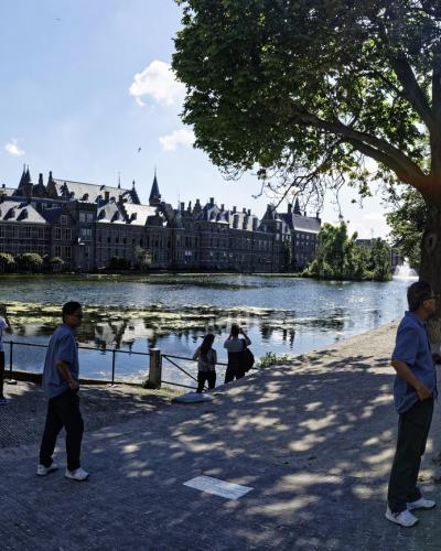 Den Haag - Lange Vijverberg - View on Hofvijver, Mauritshuis & Binnenhof