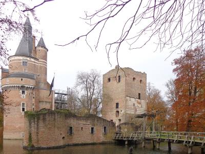 Kasteel Duurstede's round tower and square keep beside the moat in Wijk bij Duurstede