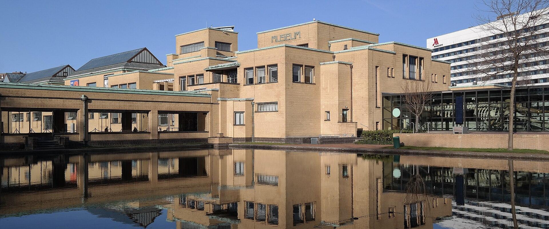 The Kunstmuseum Den Haag reflected in its pond