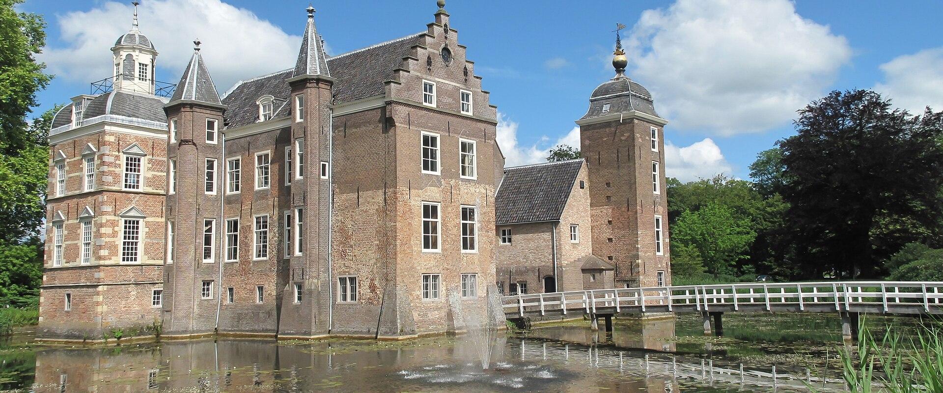 Kasteel Ruurlo and its moat