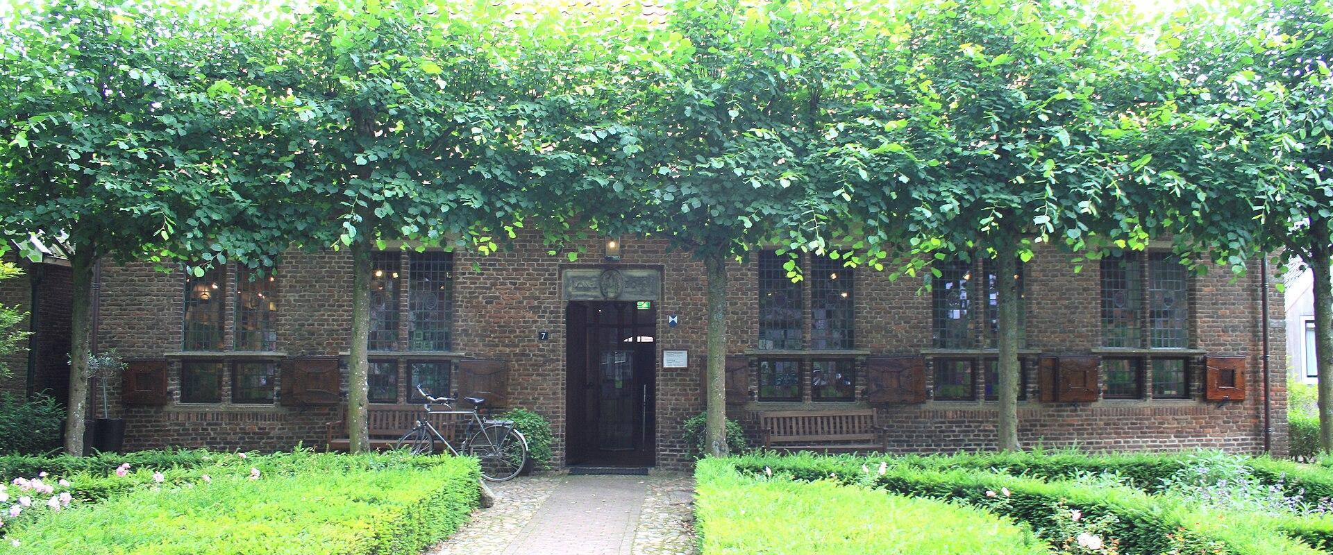 The Schultehuus with its clipped linden hedge in Diever