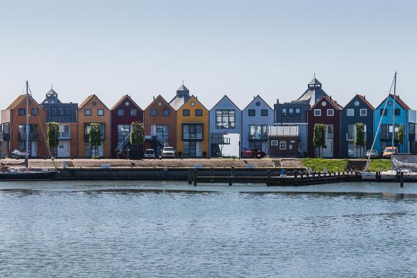 Houseboats and glamtainers