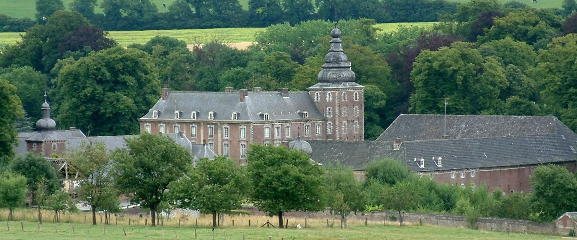 Kasteel Neubourg in the green valley below Gulpen