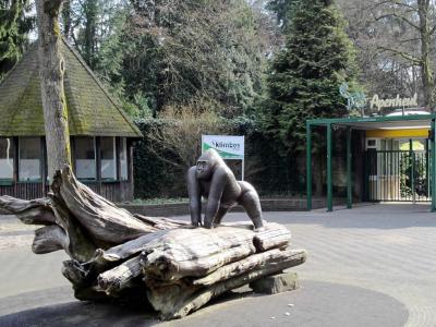 The entrance of Apenheul in Apeldoorn with its gorilla sculpture