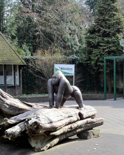 The entrance of Apenheul in Apeldoorn with its gorilla sculpture