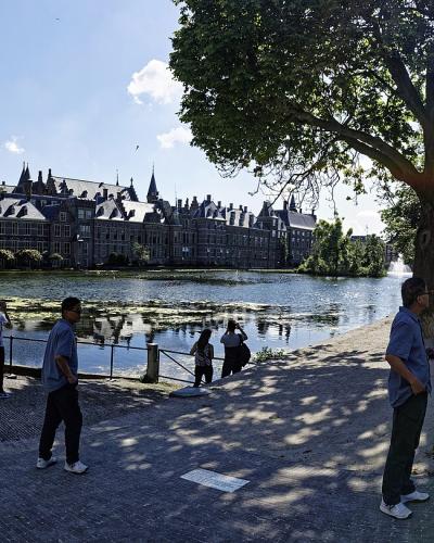 Den Haag - Lange Vijverberg - View on Hofvijver, Mauritshuis & Binnenhof